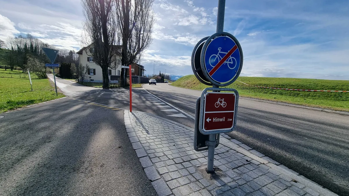 Rad- und Gehweg, Abzweigung in Richtung Hinwil.